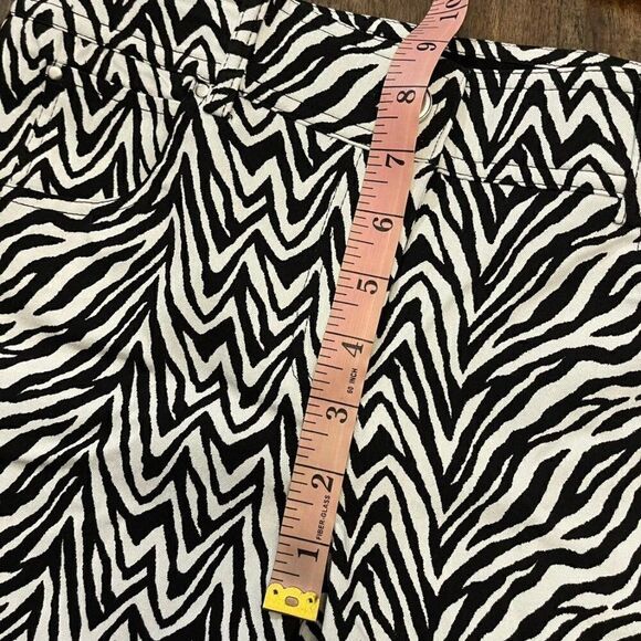 89th + Madison | Zebra Stretch Shorts - Picture 9 of 10